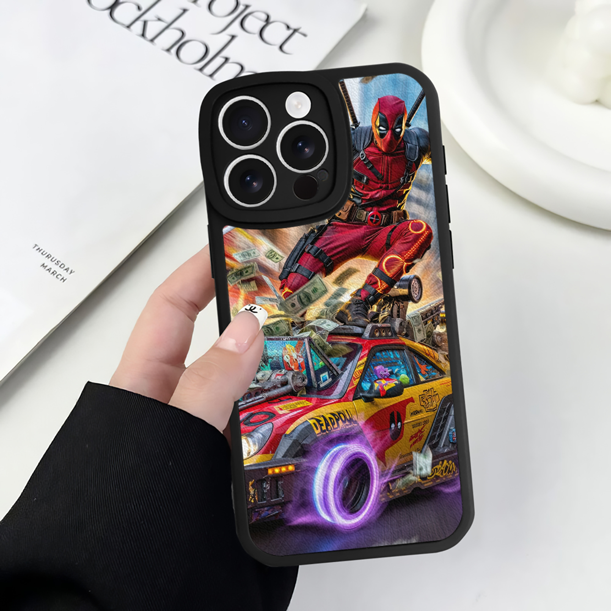 （画像用） Deadpool デッドプール 【iPhone 16シリーズ対応】シリコンスマホケース（レザー調） 材質：シリコン